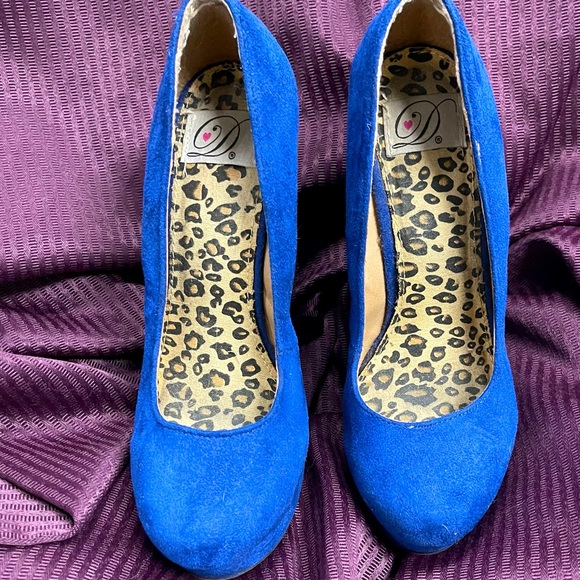 ➡️ BOGO ⬅️ 💙 DOLLHOUSE Vivid Blue Suede closed toe Wedges/ Used - Picture 4 of 7